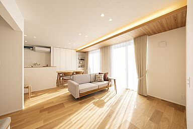 株式会社小堀建設の施工事例「やさしいアーチ壁がアクセントのヌックがある家」の画像1