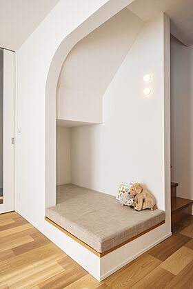 株式会社小堀建設の施工事例「やさしいアーチ壁がアクセントのヌックがある家」の画像2