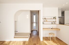 株式会社小堀建設の施工事例「やさしいアーチ壁がアクセントのヌックがある家」の画像3