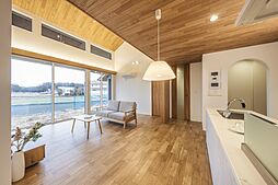 株式会社小堀建設 宇都宮支店の施工事例「勾配天井が導く光と木のぬくもりの平屋」の画像