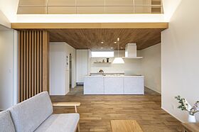 株式会社小堀建設 宇都宮支店の施工事例「勾配天井が導く光と木のぬくもりの平屋」の画像2