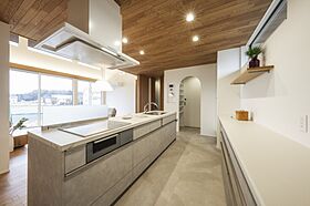 株式会社小堀建設 宇都宮支店の施工事例「勾配天井が導く光と木のぬくもりの平屋」の画像3