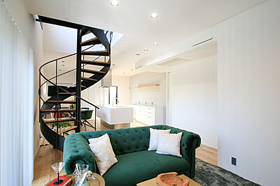 シンプルモダンスタイルのリビング OWN RESORT HOMEの事例画像