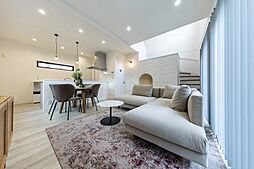 OWN RESORT HOMEの施工事例「【吹抜けるスキップフロアから柔かい陽が届く家】」の画像