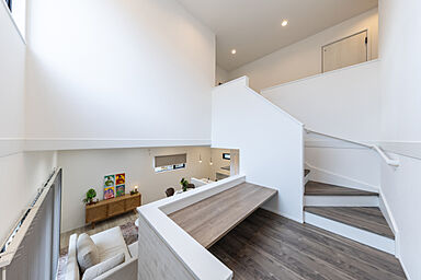 OWN RESORT HOMEの施工事例「【吹抜けるスキップフロアから柔かい陽が届く家】」の画像7