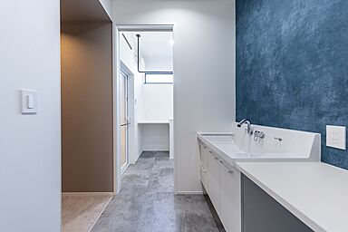 OWN RESORT HOMEの施工事例「【グレー×ダークネイビーが知的で品のあるモダンな家】」の画像5