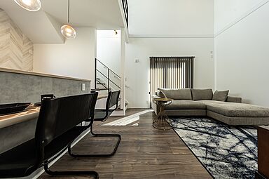 OWN RESORT HOMEの施工事例「【大きな吹抜けがあるコンパクトなガレージハウス】」の画像1