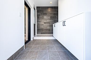 OWN RESORT HOMEの施工事例「【大きな吹抜けがあるコンパクトなガレージハウス】」の画像9