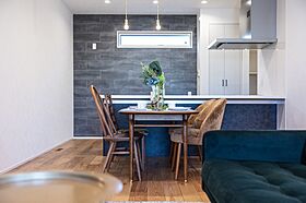 OWN RESORT HOMEの施工事例「【豊富な収納とウッド・タイルなど素材感を活かしたお家】」の画像1