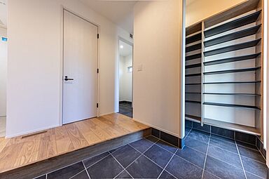 OWN RESORT HOMEの施工事例「【豊富な収納とウッド・タイルなど素材感を活かしたお家】」の画像9