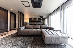 OWN RESORT HOMEの施工事例「【非日常な空間が備わるスタジオ併用の住まい】」の画像1