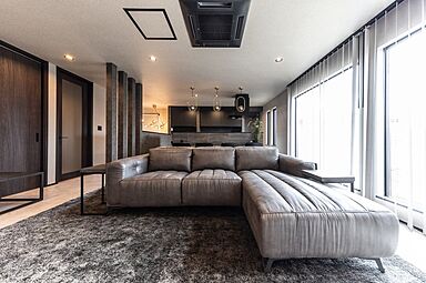 OWN RESORT HOMEの施工事例「【非日常な空間が備わるスタジオ併用の住まい】」の画像1