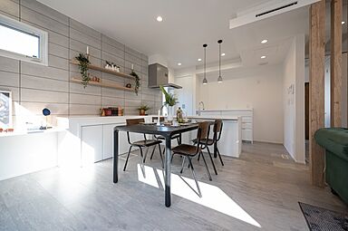 OWN RESORT HOMEの施工事例「【モダンにコーディネートされた都会的な大人の住空間】」の画像1