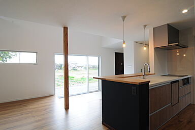 タツケンアーキデザインの施工事例「”そと”と”なか”を繋ぐ土間を楽しむお家」の画像4