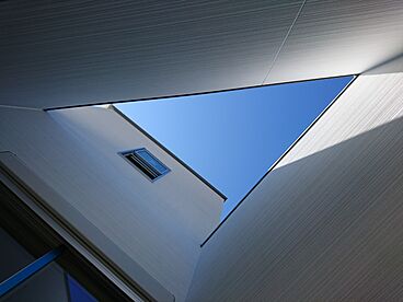 タツケンアーキデザインの施工事例「広いバルコニーのある三角形の家」の画像