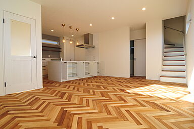 タツケンアーキデザインの施工事例「無垢ヘリンボーン床が主役の家」の画像1