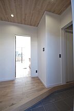 和風・和モダンスタイルの玄関 Maruhomeの事例画像