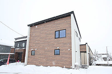 株式会社土屋ホームの施工事例「木目調の外観で冬でも温かみの感じる家となっています。」の画像