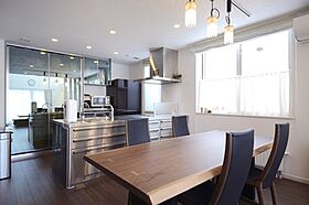 株式会社土屋ホームの施工事例「大開口ガレージのある車にも優しい邸宅」の画像3