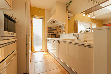 株式会社土屋ホームの施工事例「明るい光が家族を包む省エネルギーで快適な住まい」の画像2