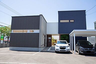 株式会社土屋ホームの施工事例「リビングにハンモック、壁一面の本棚に囲まれた書庫など遊び心と趣味を詰め込んだ家」の画像1