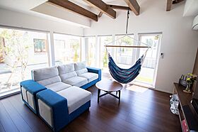 株式会社土屋ホームの施工事例「リビングにハンモック、壁一面の本棚に囲まれた書庫など遊び心と趣味を詰め込んだ家」の画像2