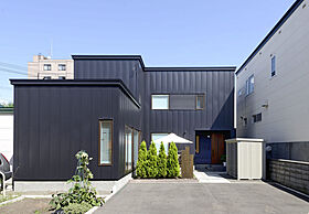 株式会社土屋ホームの施工事例「評判通りの「暖かい家」に満足!内装材と照明も独自の雰囲気の家」の画像1