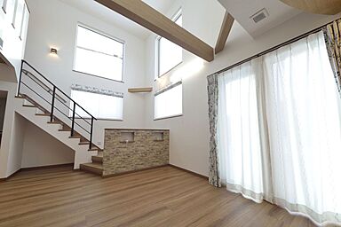 株式会社土屋ホームの施工事例「家族が集うリビングにひと工夫した収納抜群の家」の画像3