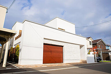 株式会社土屋ホームの施工事例「日当たりのよい吹き抜けと周囲を気にせず遊べる庭がお気に入りの我が家」の画像1