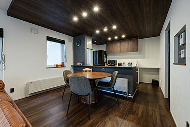 株式会社土屋ホームの施工事例「【札幌市/31.49坪/開放感】ダウンリビング・吹抜けのヴィンテージテイストな家」の画像5