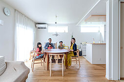 【アキュラホーム 三鷹展示場】@国際基督教大学そば 室内物干しスペースのある新生活様式モデルハウスの施工事例「オープンな空間でワクワクする毎日 家族がつながる、あったかい平屋」の画像