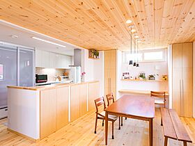 健康住宅株式会社の施工事例「縦横いっぱいに広がる大空間とダイナミックな木構造の家」の画像1