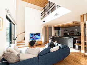 健康住宅株式会社の施工事例「自然光に包まれた家族時間が叶う住まい」の画像1