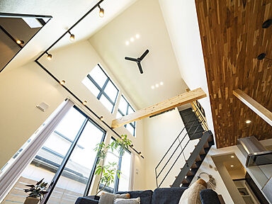 株式会社住家 一級建築士事務所の施工事例「藤枝市 吹抜けのある開放的なLDKが特徴的な家」の画像2