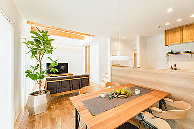 株式会社住家 一級建築士事務所の施工事例「藤枝市 三角屋根とモスグリーンの外観が目を惹く吹き抜けのある住まい」の画像4