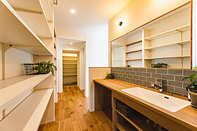 株式会社住家 一級建築士事務所の施工事例「藤枝市 三角屋根とモスグリーンの外観が目を惹く吹き抜けのある住まい」の画像6