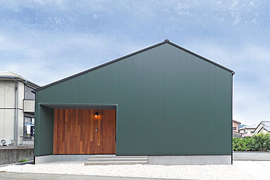 株式会社住家 一級建築士事務所の施工事例「藤枝市 三角屋根とモスグリーンの外観が目を惹く吹き抜けのある住まい」の画像