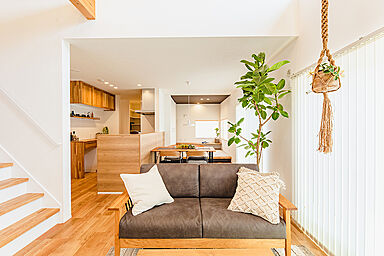 株式会社住家 一級建築士事務所の施工事例「藤枝市 三角屋根とモスグリーンの外観が目を惹く吹き抜けのある住まい」の画像1