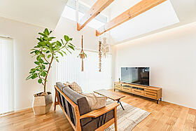 株式会社住家 一級建築士事務所の施工事例「藤枝市 三角屋根とモスグリーンの外観が目を惹く吹き抜けのある住まい」の画像2