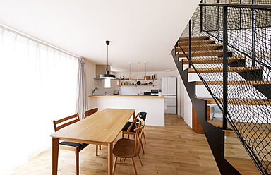 ディー・アンド・エイチ株式会社の施工事例「吹抜けで開放感を楽しむ 洗濯室で家事も快適に」の画像1