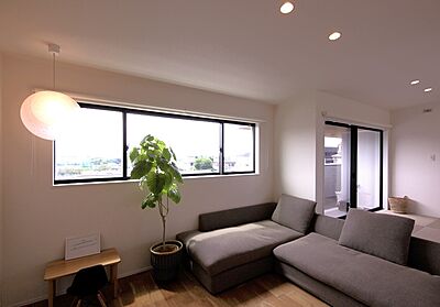 シンプルモダンスタイルのリビング ディー・アンド・エイチ株式会社の事例画像