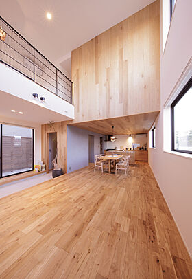 ディー・アンド・エイチ株式会社の施工事例「リビング土間|吹抜け|家族や友人とつながる空間」の画像1