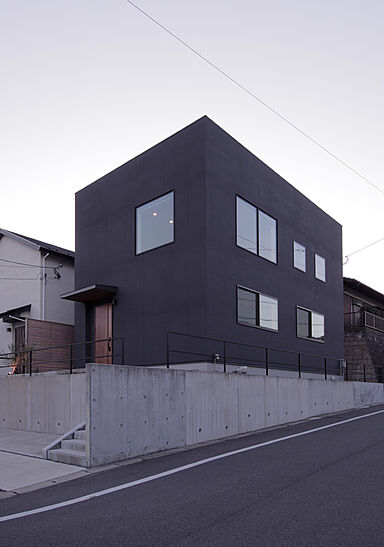 ディー・アンド・エイチ株式会社の施工事例「リビング土間|吹抜け|家族や友人とつながる空間」の画像4