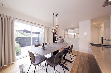 ディー・アンド・エイチ株式会社の施工事例「2階リビング|テラス|のびのびとした暮らし」の画像4