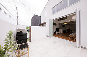 ディー・アンド・エイチ株式会社の施工事例「吹抜け|大開口窓|玄関土間|外との繋がりを暮らしに程よく取り込む開放感のある家」の画像1