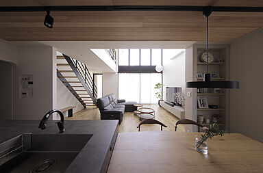 ディー・アンド・エイチ株式会社の施工事例「吹抜け|収納充実|土地形状の有効活用により叶えた高気密高断熱の吹抜け大空間の家」の画像