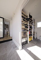 シンプルモダンスタイルの玄関 ディー・アンド・エイチ株式会社の事例画像