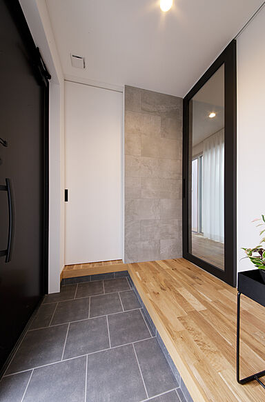 ディー・アンド・エイチ株式会社の施工事例「【福岡/吹抜け/収納】吹抜リビングはすっきり/ファミリークローゼット」の画像9