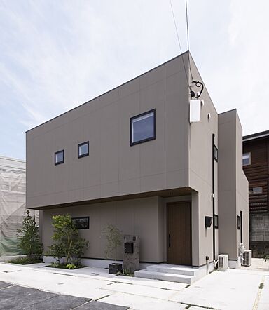 ディー・アンド・エイチ株式会社の施工事例「【福岡市/吹抜け/パントリー】カーテンを開けて暮らす!中庭を囲み開放感抜群」の画像1