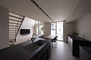 ディー・アンド・エイチ株式会社の施工事例「【2階建て/吹抜け/タイルテラス】家族や友人が集う場所」の画像3